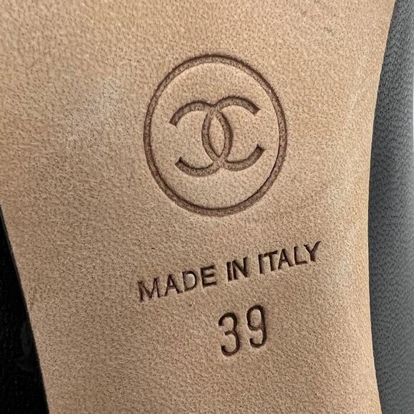 Chanel Black Leather Cap Toe Pearl Heel Pumps – Size 39 - Picture 8 of 10